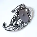 Detail van vintage metalen armband met bloemen opengewerkt ontwerp en een ovaalvormig bakje - Gunmetal