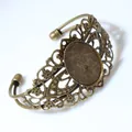 Vintage messing armband met ovaal dienblad en hol bloemenpatroon voor DIY sieraden - Brons