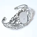 Detailoverzicht van vintage zilveren armbandbasis met ovale DIY-zetting en bloemmotief - Wit K/Zilver