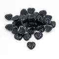 Vue macro de boutons en résine noire en forme de cœur avec paillettes blanches - Style de Cœur Noir Étoilé (V2-03)