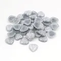 Gros plan de cabochons en résine coeur pailleté argent de 12mm pour bijoux et nail art - Style de Cœur à Paillettes Argentées (V2-04)
