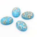 Detail von vier blauen ovalen Harz-Cabochons mit Goldfolienflocken für Schmuckdesign - Hellblauer Opal-Stil (V6-17)