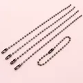 Dettaglio di cinque catenelle a sfere in ferro grigio scuro da 2mm con chiusure per etichette - Canna di fucile