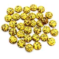 Nahaufnahme der runden Harz-Cabochons mit goldenen Glitzerflocken für DIY-Schmuck - US 12