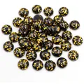 Makroaufnahme schwarzer Harz-Cabochons mit funkelnden Goldpailletten für DIY-Schmuckzubehör - US 8