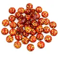 Makroaufnahme von 8-12mm runden rot-goldenen Harz-Cabochons mit glitzernden Pailletten - US 8