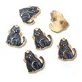 Vue détaillée de pendentifs chat en émail noir avec lune dorée et paillettes DIY - Style de Chat Assis Noir (AG5-01)