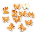 Detail von 11 orangefarbenen Emaille-Schmetterlingsanhängern mit Goldrand für DIY-Schmuck - Hellorange (AG7-03)