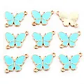 Detail von hellblauen Emaille Schmetterling Anhängern mit zwei Ösen und strukturierter Rückseite - 10er Pack / Hellblau