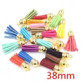 Dettaglio di nappe in pelle scamosciata colorata da 38mm con cappucci dorati per gioielli - 38MM / Cappuccio Oro