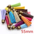 Makroansicht von 55mm bunten Quastenanhängern aus Wildlederimitat mit Bronze-Metallkappen - 55mm / Bronzekappe