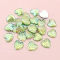 Makro-Detail von 12mm Herz Meerjungfrau Schuppen Harz Cabochons mit schillerndem Finish - Irisierendes Grüngelb (H1-34)