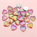 Makro-Detail von 12mm herzförmigen Meerjungfrauen-Schuppen-Resin-Charms mit schillerndem Finish - Irisierender Verlauf (H1-43)