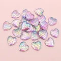Makro-Detail von 12mm Herz Meerjungfrau Schuppen Harz Cabochons mit buntem Farbverlauf - Irisierendes Lila-Rosa-Grün (H1-44)