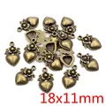 Makroaufnahme: 18x11mm Herzanhänger aus Legierung mit Blumengravur in Bronzeoptik - Blumen Verzierte Bronze Herz-Stil (R2-27)