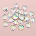 Makro-Detail von 12mm schillernden Herz-Harz-Cabochons mit Fischschuppen-Muster für DIY - Irisierende Aurora (T6-22)