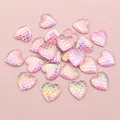 Detailaufnahme von herzförmigen Meerjungfrauen-Schuppen-Anhängern aus Harz für DIY-Schmuck - Irisierendes Laser-Rosa (T6-24)