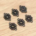Detailansicht von sechs schwarzen Schmuckverbindern mit doppelten Ösen für DIY-Schmuck - Schwarz
