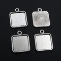 Makro-Detail von 15mm quadratischen Legierungs-Anhängern für DIY-Schmuck mit Sonnenstrahlmuster - Antiksilber Quadratische Fassung (C7-37)