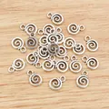 Makroansicht der Vintage-Silberspiral-Legierungsanhänger für DIY-Schmuckherstellung - Antiksilber