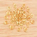 Detailansicht goldener Spiralanhänger für DIY-Schmuck auf hellem Holzgrund - Gold