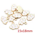 Wolkenanhänger aus vergoldeter Legierung mit weißer Emaille für DIY-Schmuck, 15x18 mm - Weiße Glückswolke (R4-10)