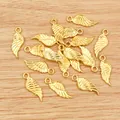 Goldene Herz-Flügel Anhänger aus Legierung für DIY-Schmuck auf Holzoberfläche - Gold