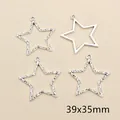 Set mit vier gehämmerten Sternanhängern aus Silberlegierung für DIY-Schmuck - 39x35mm
