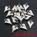 Polierte silberne Herzanhänger für DIY-Schmuck in 16x11mm Größe auf dunkler Textur - Spiegelglanz 3D Herz-Stil (P2-43)
