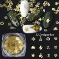 Makroaufnahme von 12 goldenen Weihnachts-Nagelkunst-Pailletten mit Schneeflocken - Weihnachten Universal Mix Stil (Quadratische Flasche) / Gold
