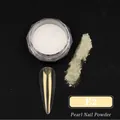 Polvo de uñas perlado blanco E2 con efecto de brillo dorado en uña de almendra - E2 Polvo de Perla