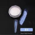Polvo de uñas perlado blanco E5 con brillo azul aurora en un pequeño tarro redondo - E5 Polvo de Perla