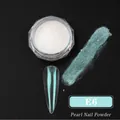 Polvo de uñas perlado E6 con acabado espejo verde azulado sobre fondo negro - E6 Polvo de Perla