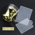 Macro-opname van gouden nagelstempel en twee stalen platen met gegraveerde patronen - Goud