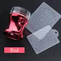 Macro-opname van rode metalen nagelstempel met twee mandala-patroon stempelplaten - Rood