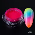 Neonpinkes Nagel-Glitzerpuder YE04 im Tiegel mit Beispielfingernagel im Farbverlauf - Rosaroter Stil (YE-04)