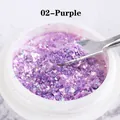 Makroaufnahme von glitzerndem violettem Opal-Nagelpulver und Flocken mit Mischwerkzeug - Lila (02)