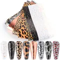 Makroansicht der Nagelfolien mit Leoparden- und Schlangenmuster für Nail Art Design - Tier Rissmuster Stil (2023)