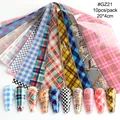 Détail d'autocollants pour ongles à motifs écossais et damiers avec chaînes dorées - 10 Styles Papier Étoilé Emballé (GZ21)