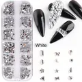 Detail eines 12-Raster Nailart-Sets mit weißen Harzherzen und silbernen Sterndekoren - 12-Gitter Weiß Spezialgeformte Strasssteine (1897-Weiß)