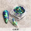 Makroaufnahme von schillernden sechseckigen Nagelpailletten in einer Dose mit Glitzereffekt - Pailletten In Flaschen Gb38