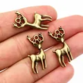 Drei antike Bronze Elchanhänger in der Handfläche als Größenreferenz für DIY Schmuck - Bronze