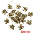 Detailaufnahme von bronzefarbenen Bienenanhängern aus Metall für DIY-Schmuckherstellung - Bronze