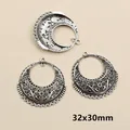 Boho holle bloem maan hangers van zilverlegering voor DIY sieraden maken 32x30mm formaat - Opengewerkte Florale Halve Maan (F2-04)
