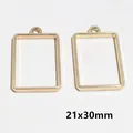 Détail de deux pendentifs rectangulaires dorés 21x30mm en métal pour bijoux DIY - 21x30mm