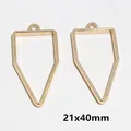 Gros plan de pendentifs géométriques dorés 21x40mm pour la création de bijoux DIY - 21x40mm