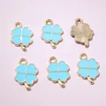 Détails macro des breloques trèfle en émail bleu avec finition dorée pour bijoux DIY - Bleu Clair