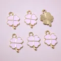 Détail de pendentifs trèfle en émail rose avec dos en métal doré texturé - Rose