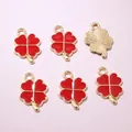 Détail de breloques trèfle en émail rouge avec dos en métal doré texturé pour bijoux - Rouge