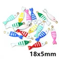 Dettaglio macro di ciondoli a forma di pesce colorati 18x5mm in acciaio inox - Stile Pesce Lungo a Strisce (E3-47)